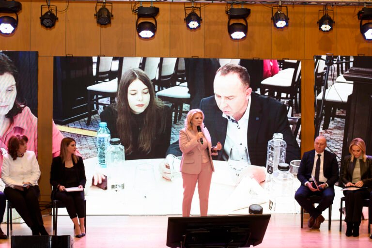 Coaliția între autorități, comunități locale, ONG-uri, instituții internaționale și mediul de afaceri poate contribui la reducerea intensității abandonului școlar