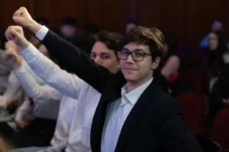 60 de echipe din 20 de județe se confruntă în marea finală a celei mai ample competiții de planuri de afaceri din România  ”Maratonul pentru Educație Antreprenorială”